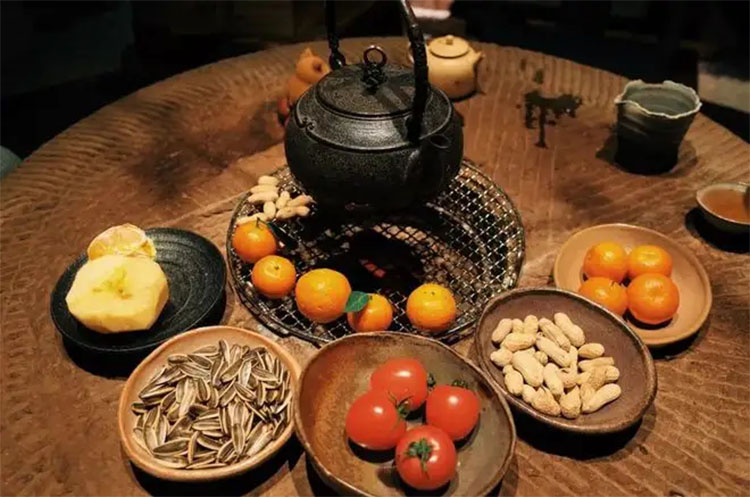 圍爐煮茶：起一爐火，煮兩碗茶，聊三餐四季，話五谷豐登(圖1)